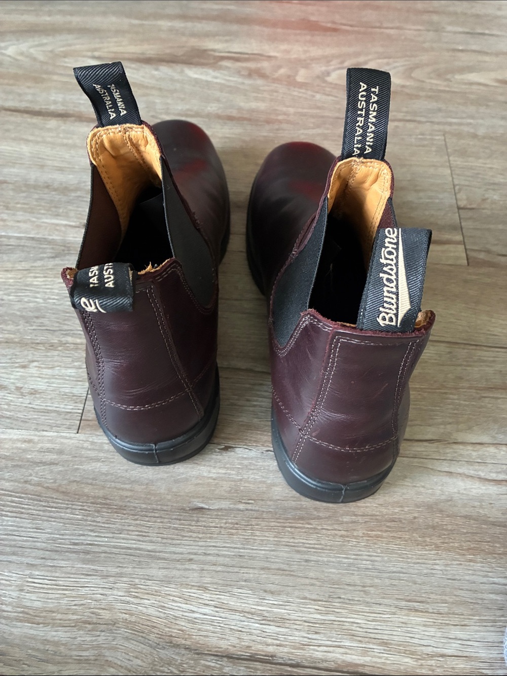 Blundstone Men's Chukka Boots - Burgundy /brown Leather upper.